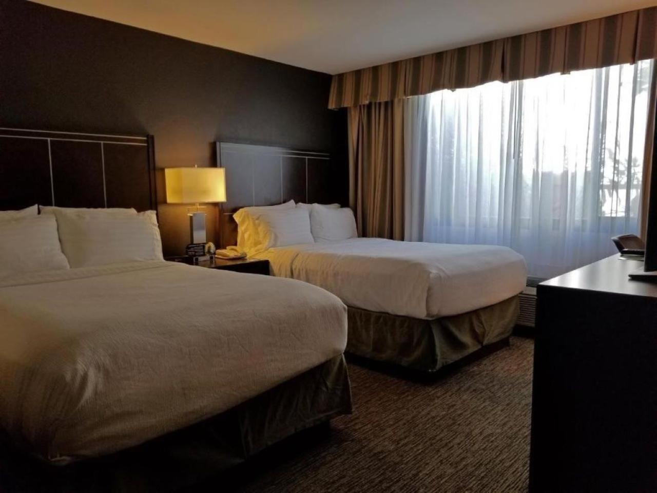 Holiday Inn Hotel & Suites Anaheim By Ihg Exterior foto
