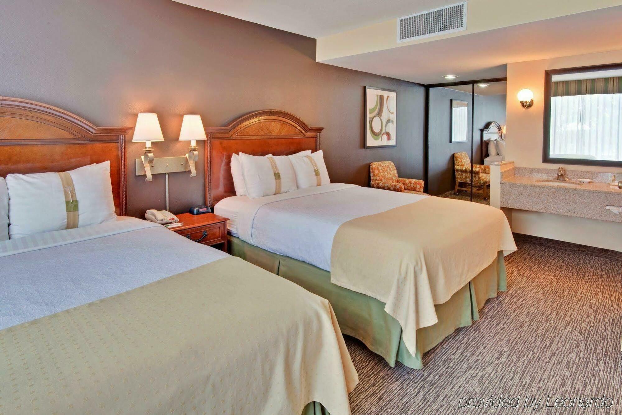 Holiday Inn Hotel & Suites Anaheim By Ihg Exterior foto